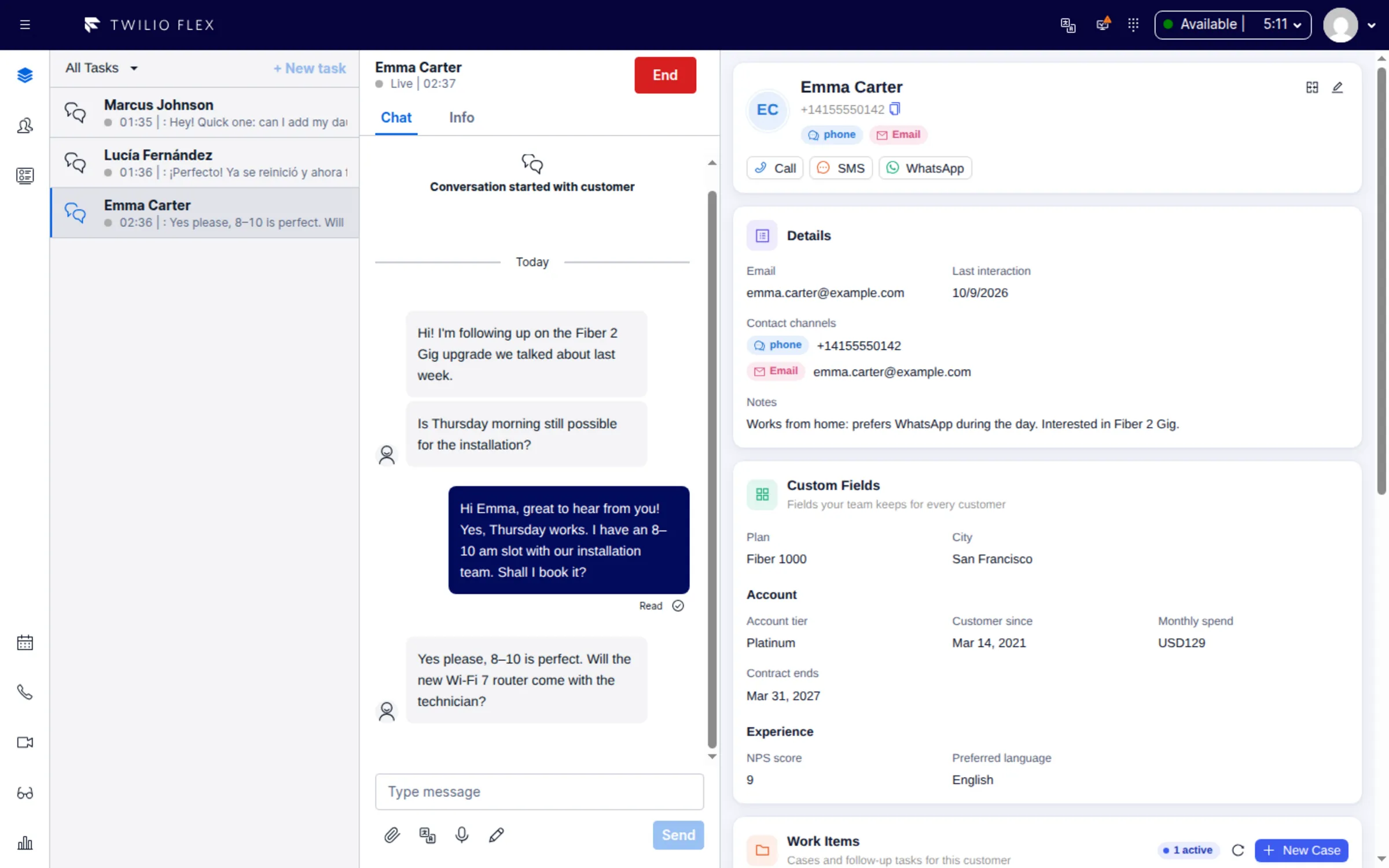 Customer profile panel next to a live chat in Flex, with custom fields and AI-summarized history